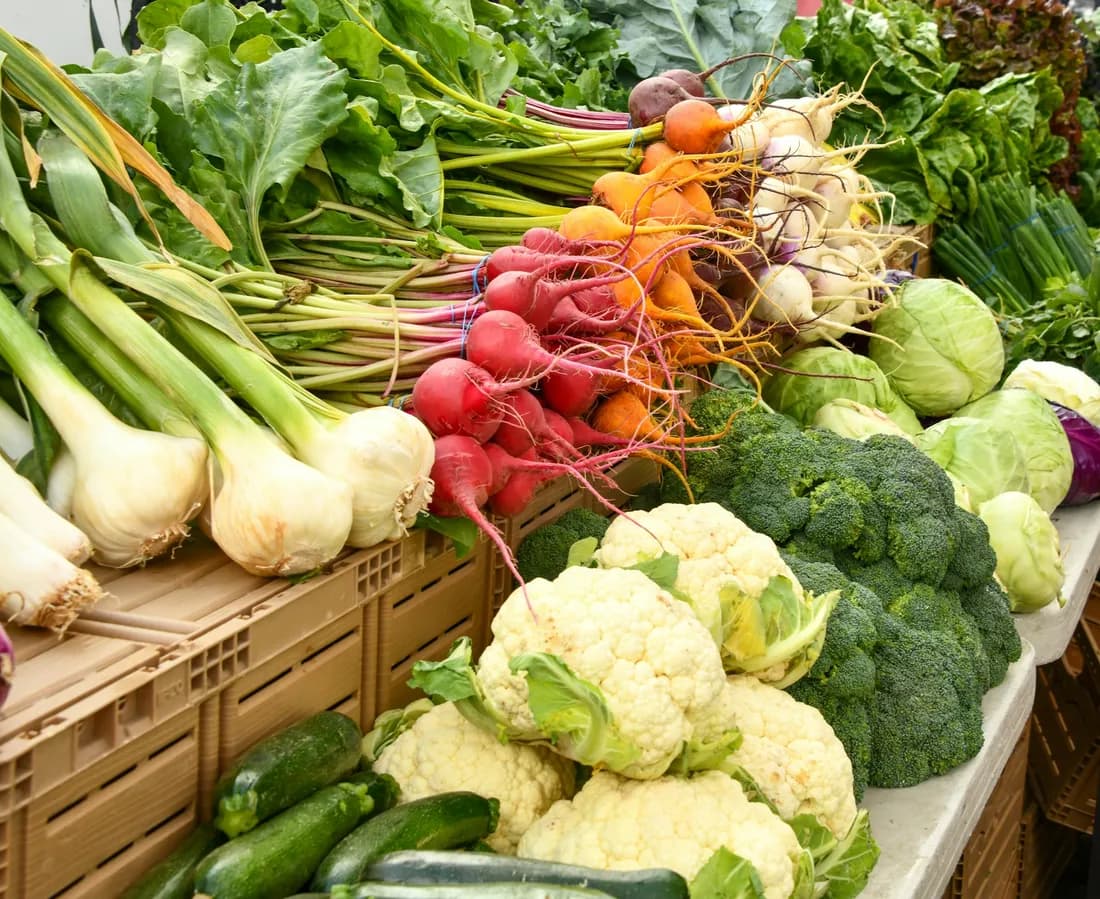 Cajones de verdulería con rabanitos, remolachas, cebollas de verdeo, coliflor y brócoli